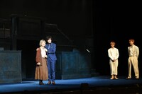 「惠子さん、撮りましょうよ！」と高橋惠子（左端）に寄り添う新納慎也（左から2番目）。仲むつまじい2人の様子を、永田崇人（右から2番目）と小林亮太（右端）は脇から笑顔で見守っていた。