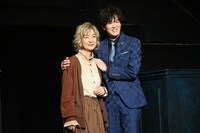 左から高橋惠子、新納慎也。