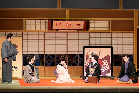 「花柳章太郎 追悼『十月新派特別公演』」より、「小梅と一重」。(c)松竹