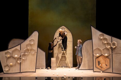 「みつばち共和国」より。(c)K.Miura