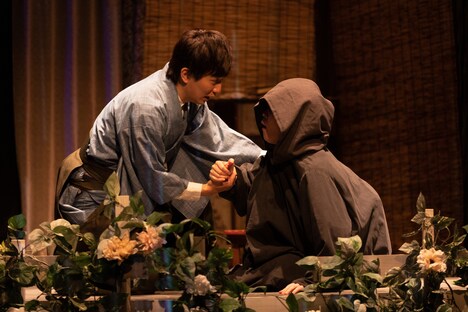 クロジ 第19回公演「白い雪と赤い華」より。(撮影:三浦麻旅子)