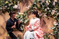 クロジ 第19回公演「白い雪と赤い華」より。（撮影：三浦麻旅子）