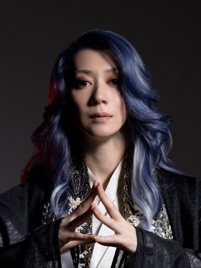 凰稀かなめ扮する青龍。