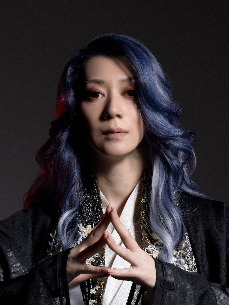 凰稀かなめ扮する青龍。