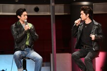 なぜか三浦宏規（右）の着ている黒シャツを褒め始めた有澤樟太郎（左）。