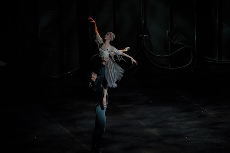 熊川哲也 Kバレエ カンパニー Autumn Tour 2021「シンデレラ」より。(Photo by Izumi Sakurai)