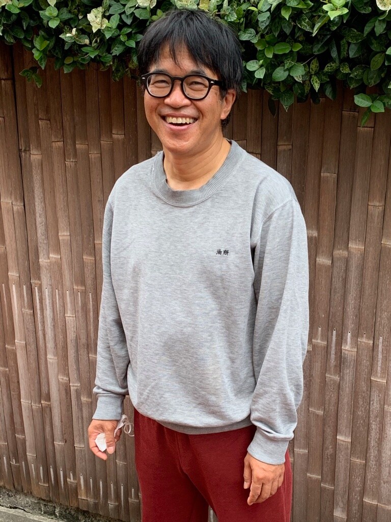 森田ガンツ。スウェットの左胸には「油断」の文字が。