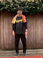 市川しんぺー。黒地に黄色の「nekohote」が映える。