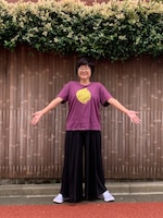 お気に入りの「さるフェス（さるハゲロックフェスティバル）」Tシャツを身に着けてご機嫌な佐藤真弓。