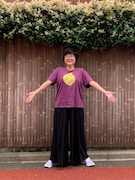 お気に入りの「さるフェス(さるハゲロックフェスティバル)」Tシャツを身に着けてご機嫌な佐藤真弓。