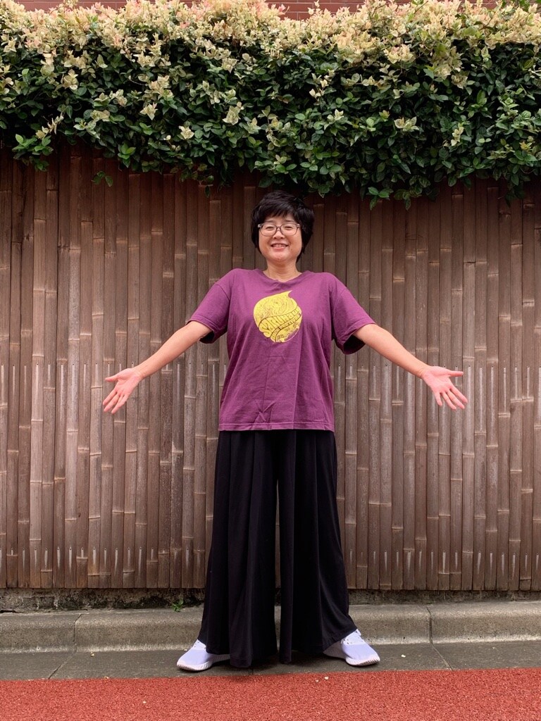 お気に入りの「さるフェス(さるハゲロックフェスティバル)」Tシャツを身に着けてご機嫌な佐藤真弓。