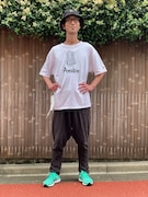 オーバーサイズの上下に、バケットハット、ミント色のシューズを合わせるおしゃれ番長・村上航。