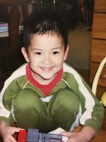 笑顔が愛らしい、幼い頃の甲斐翔真。