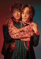 ミュージカル「The View Upstairs-君と見た、あの日-」に出演する小関裕太（左）と平間壮一（右）のビジュアル。
