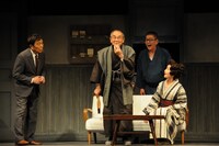 劇団民藝「集金旅行」（2019年公演）より。