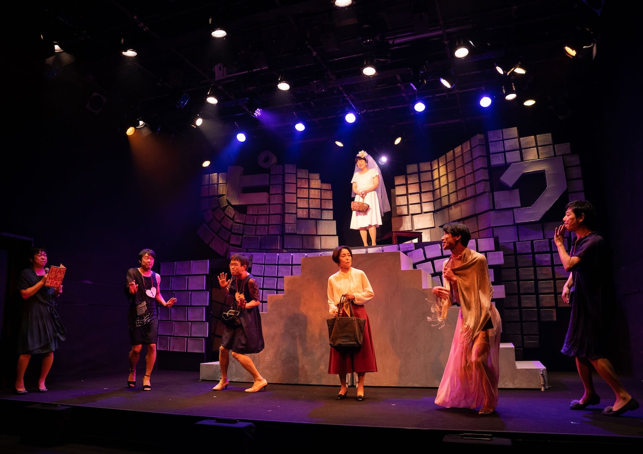 猫のホテルの30周年記念公演「ピンク」“総力を結集して開幕”、女性2人の心の交流描く