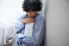 黒羽麻璃央と「MOISTURIZING MASK『LEMONGRASS』by KUROBA MARIO」。