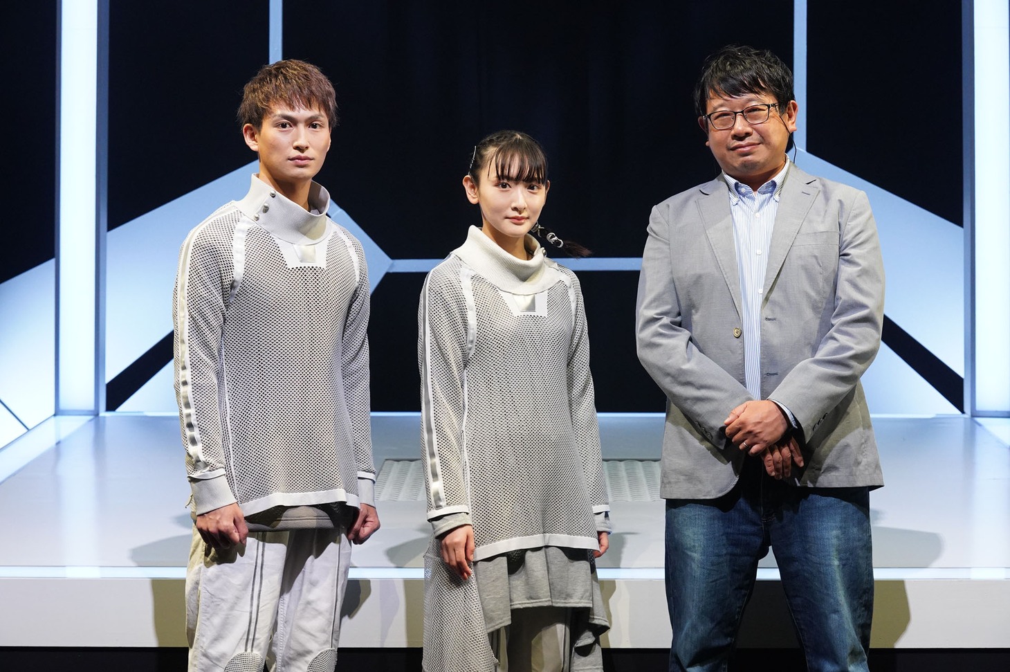 左から松田凌、生駒里奈、毛利亘宏。