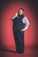 米本学仁のビジュアル。