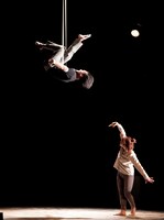 「French Circus Focus 2021 フランス×日本 現代サーカス交流プロジェクト『フィアース5』」より。（撮影：大洞博靖）