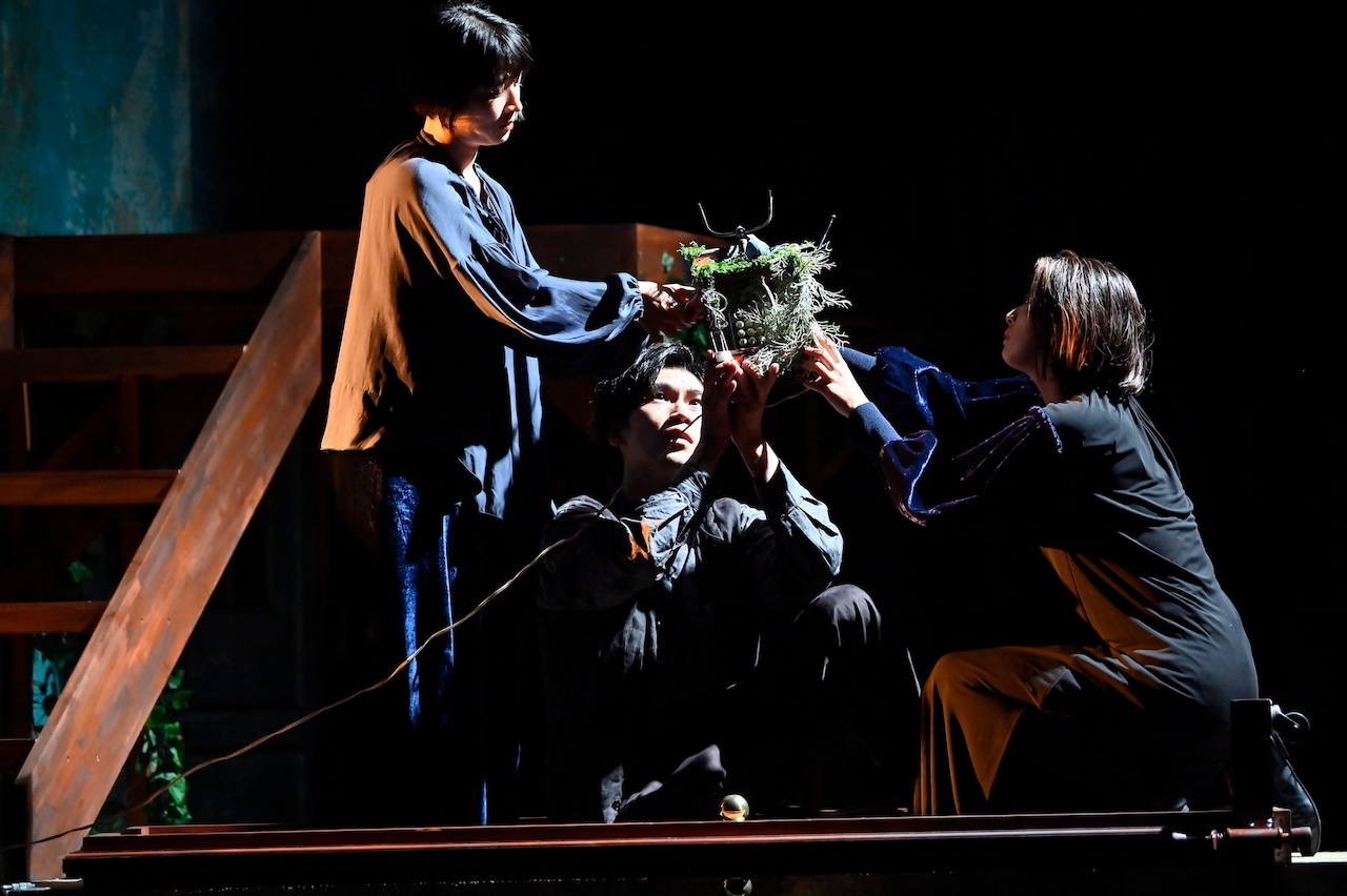 ロロ版「フランケンシュタイン」の開幕に三浦直之「声と身体と音と光と空間がまざってます」