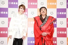 左から七海ひろき、コロッケ。（撮影：岩村美佳）