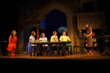 兵庫県立ピッコロ劇団 第71回公演「いらないものだけ手に入る」より。（撮影：堀川高志 / kutowans studio）