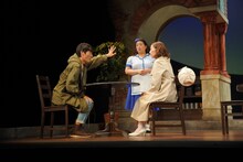 兵庫県立ピッコロ劇団 第71回公演「いらないものだけ手に入る」より。（撮影：堀川高志 / kutowans studio）