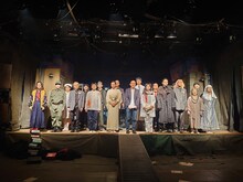 劇団唐ゼミ☆ 代表の中野敦之と「唐版 風の又三郎」の出演者。