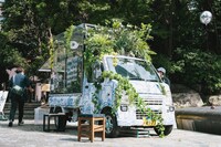 「移動祝祭商店街 歩く庭」より。