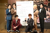 左から五関晃一、戸塚祥太、橋本良亮、河合郁人、塚田僚一、佐藤アツヒロ。中央は、A.B.C-Zの移動スケジュールを記したパネル。