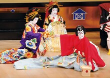 「寿曽我対面」より、左から坂東巳之助扮する化粧坂少将、中村雀右衛門扮する大磯の虎、十世坂東三津五郎扮する曽我五郎。(c)松竹