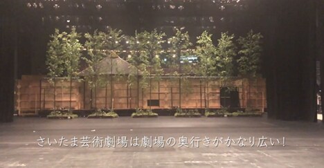 バックステージツアーの場面写真。