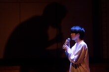 和田ながら×やんツー「擬娩」より。（撮影：白井茜、提供：KYOTO EXPERIMENT）