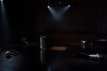 和田ながら×やんツー「擬娩」より。（撮影：白井茜、提供：KYOTO EXPERIMENT）