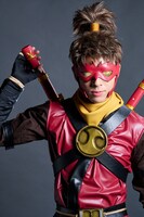 西原竜平扮するレッドロビン。