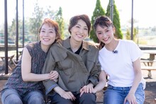 左から香咲蘭、珠城りょう、早乙女わかば。