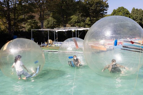 アトラクションを楽しむ3人。