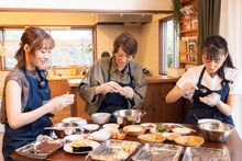 左から香咲蘭、珠城りょう、早乙女わかば。