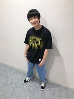SupremeのTシャツにジーンズを合わせて、少年っぽさを強調。