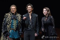 左から鶴見辰吾、藤ヶ谷太輔、真彩希帆。