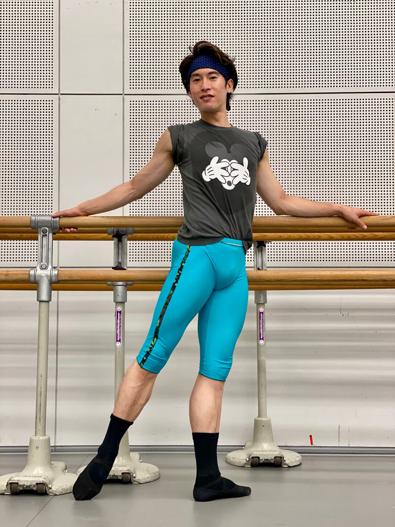 キャラクターTシャツに、ラインが入った鮮やかなブルーのタイツで。黒いソックスで足首も保温。