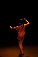 松本奈々子、西本健吾 / チーム・チープロ「京都イマジナリー・ワルツ」より。（撮影：岡はるか、提供：KYOTO EXPERIMENT）