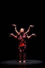 きたまり / KIKIKIKIKIKI「老花夜想（ノクターン）」より。（撮影：阿部章仁）