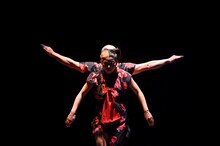 きたまり / KIKIKIKIKIKI「老花夜想（ノクターン）」より。（撮影：阿部章仁）