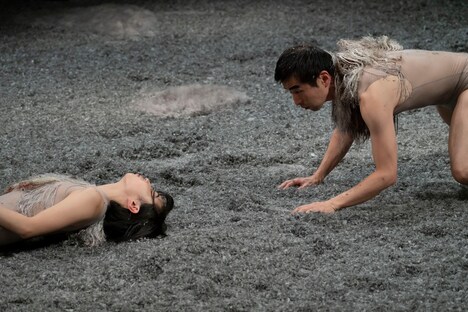 関かおり PUNCTUMUN「むくめく む」より。（撮影：守屋友樹 提供：KYOTO EXPERIMENT）