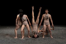 関かおり PUNCTUMUN「むくめく む」より。（撮影：守屋友樹 提供：KYOTO EXPERIMENT）