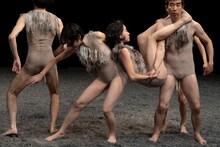 関かおり PUNCTUMUN「むくめく む」より。（撮影：守屋友樹 提供：KYOTO EXPERIMENT）