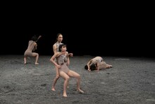 関かおり PUNCTUMUN「むくめく む」より。（撮影：守屋友樹 提供：KYOTO EXPERIMENT）