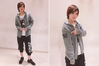 モノトーンのスポーティなコーデ。右腕には彩凪の入団期を表した“92”のアップリケ！